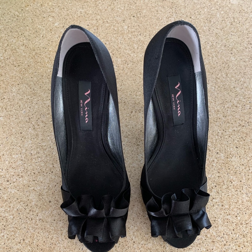 Women’s black satin dress shoe